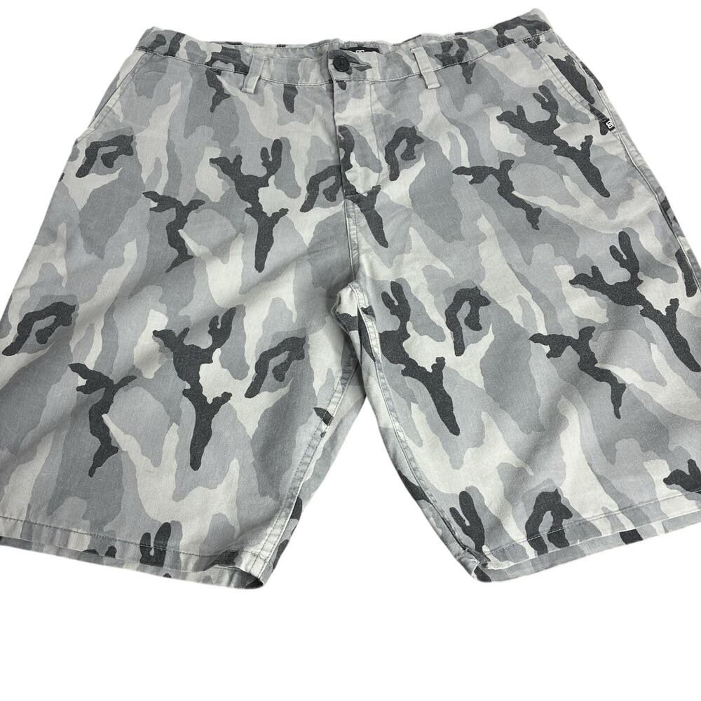 DC Gray Camo Shorts Men’s Size 34 Y2K Skate Surf Chino Style